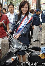 １日署長で、違法駐車を調べる比嘉愛未（撮影・橘信男）