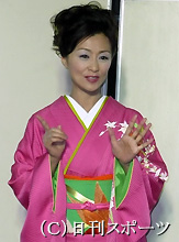 長山洋子は手で「１５周年」を表現（撮影・木下淳）
