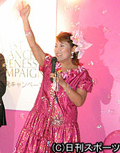 ピンク色に切り替わった東京タワーに歓声をあげる山田邦子