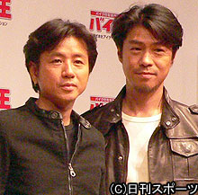 「バイク王」のＣＭ曲を歌う藤井フミヤ（左）と藤井尚之