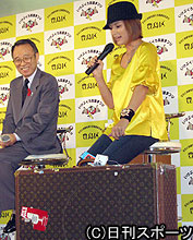 質屋まつりのトークイベントで、愛用ブランドかばんへの愛着を語る梅宮アンナ