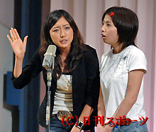 １回戦を突破したＷあやのの太田彩乃（左）と大網亜矢乃（撮影・山崎哲司）
