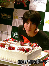 ケーキのろうそくを吹き消す堀北真希（撮影・松本久）