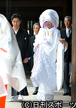 明治神宮本殿前で参進の儀に臨む新郎の西村拓郎氏、神田うの（撮影・小沢裕）