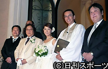 新郎のミッキー吉野、新婦の大内祥江さんとゴダイゴのメンバー