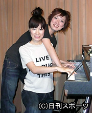 女性ピアノ連弾デュオＦＵＴＡＢＡ。ＩＺＵＭＩ（左）とＭＩＤＯＲＩ