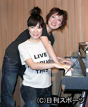女性ピアノ連弾デュオFUTABA。IZUMI(左)とMIDORI