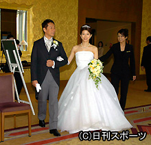 披露宴会場に向かう楽天島田球団社長と新婦希和さん（撮影・山崎哲司）