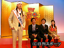 会見で、狂言調にあいさつする和泉元彌（左）に、おぎやはぎ、関根麻里も爆笑