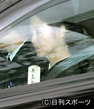 黒川紀章さんの告別式を終え位牌（いはい）を手に出棺する若尾文子