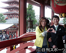 東京・浅草寺でデュエット曲のヒット祈願を行ったジャガー横田夫妻