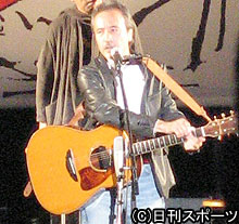 ３６年ぶりに東京・日比谷野外音楽堂でライブを開いた岡林信康