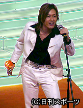 花田美恵子さんとの交際を認めた後、ライブで熱唱する青木堅治