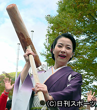 湯沢町の収穫祭で餅をつく坂本冬美（撮影・松本久）