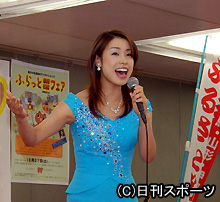 山本あきは石川県能登半島地震風評被害払拭キャンペーンのミニライブを行った