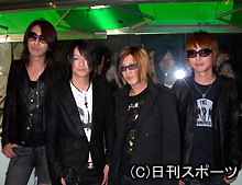 GLAYの4人。左からTAKURO、TERU、HISASHI、JIRO