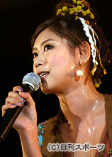 流れる汗も色っぽく早大祭でライブを行った絢香