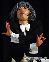 小沢征爾の形態模写で笑わせる好田タクト（撮影・酒井清司）