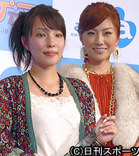 グランプリを獲得した峰香代子さん(左)と応援に駆け付けた島谷ひとみ