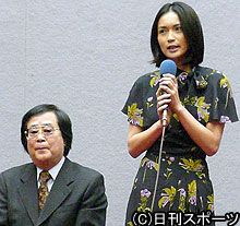 ＮＨＫ主演ドラマの完成会見に出席した長谷川京子（右）とジェームス三木氏