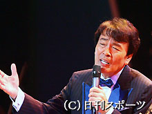 ４０年記念コンサートで熱唱する平尾昌晃（撮影・浅見桂子）