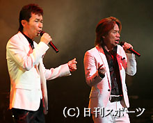 ファイナルコンサートを行う狩人（撮影・野上伸悟）