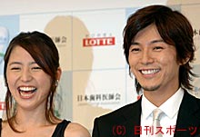 授賞式で笑顔をみせる長沢まさみと藤木直人（撮影・栗山尚久）