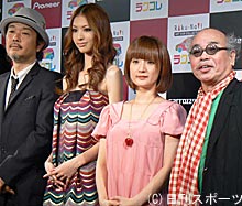 発表会を行った、左からリリー・フランキー氏、鈴木えみ、千秋、荒木経惟