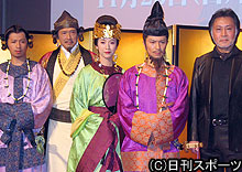 左から山崎裕太、鶴見辰吾、戸田菜穂、武田真治、北大路欣也