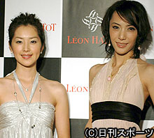 オープン記念イベントに出席した笛木優子（左）と貴城けい