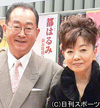 ２５年ぶりに座長公演を行う都はるみ（右）と共演の矢崎滋