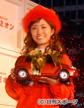 イルミネーション点灯式で笑顔をみせる上戸彩