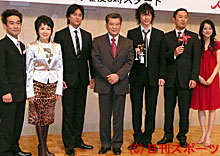 「水戸黄門」第３８部の制作発表に出席した小沢真珠（右）ら出演者たち