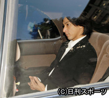 神妙な面持ちで東京地裁に入る赤坂晃被告