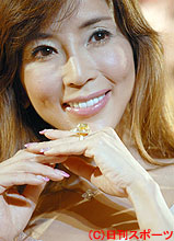 鎧塚氏があめ細工で作った大粒の指輪を披露する川島なお美（撮影・橘信男）