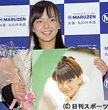 ０８年カレンダーの発売サイン会を行った多部未華子（撮影・長谷川元明）
