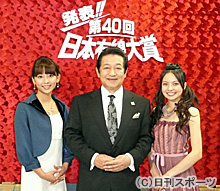日本有線大賞の司会に決まった、左からＴＢＳ出水麻衣アナ、草野仁、ベッキー