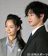 ０８年ＮＨＫ大河ドラマ「篤姫」の第１話試写会に出席した瑛太と宮崎あおい