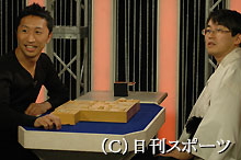 羽生善治２冠と将棋で対決した内藤大助（撮影・赤塚辰浩）