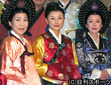 チャングムにふんした菊川怜（中央）と波乃久里子（左）と多岐川裕美