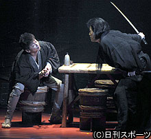 舞台「座頭市」で迫真の演技を見せる哀川翔(左)と遠藤憲一