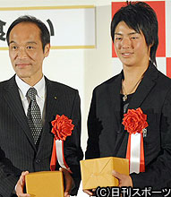 ユーキャン新語・流行語大賞で年間大賞を受賞した石川遼と東国原英夫知事