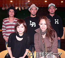 神戸の小学校で教壇に立つ川嶋あい（左）ら