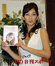 エッセー本出版記念発表会を行った伊東美咲（撮影・長谷川元明）