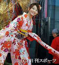 「始状式」に振り袖姿で登場した真鍋かをり