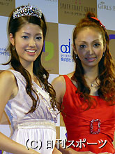 グランプリに輝いた安島三恵さん（左）は神田うのと記念撮影