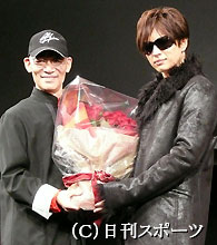 富野由悠季監督（左）に花束を渡すＧａｃｋｔ（撮影・中野由喜）