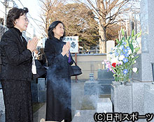 青島幸男さんの墓前で手を合わせる美千代夫人（左）、長女美幸さん