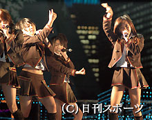 はつらつとしたステージを繰り広げるＡＫＢ４８（撮影・赤塚辰浩）