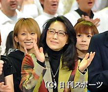 リハーサルで中居正広を笑顔で出迎える倖田来未（左）（撮影・下田雄一）
